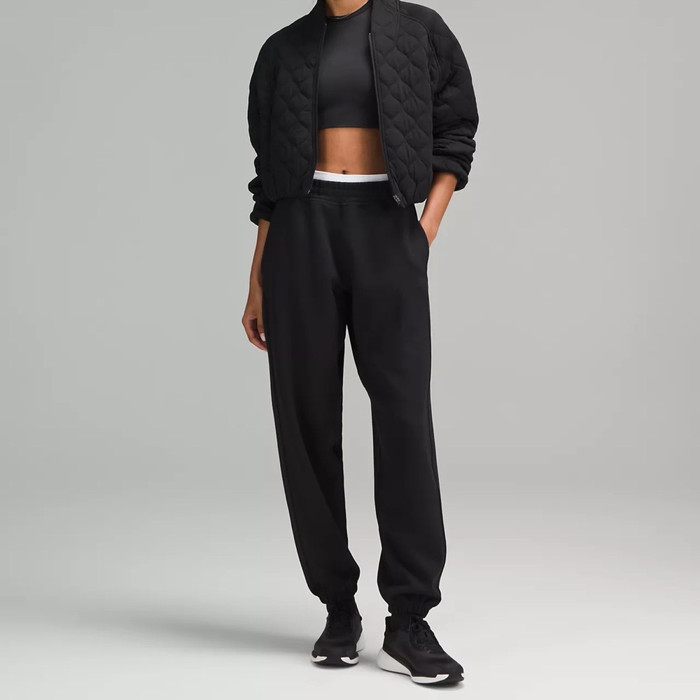 NWT Smooth Spacer Jogger
Emboss Lululemon Size 4